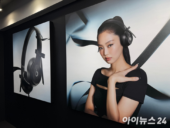 비츠 '솔로 4 &ndash; 제니 스페셜 에디션 인 오닉스 블랙' 제품. [사진=황세웅 기자]