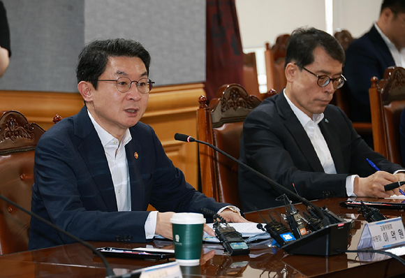 이억원 금융위원장이 29일 오후 서울 중구 은행회관에서 은행연합회장 및 20개 은행 은행장과 취임 후 개최한 첫 번째 은행장 간담회에서 우리 경제가 직면한 다양한 구조적 문제의 해결과 지속가능한 성장을 도모하기 위하여 은행이 나아갈 방향에 대해서 함께 논의했다. [사진=금융위원회]