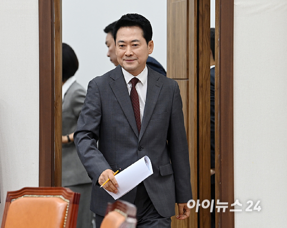 장동혁 국민의힘 당대표가 31일 서울 여의도 국회에서 열린 최고위원회의에 참석하고 있다. [사진=곽영래 기자]