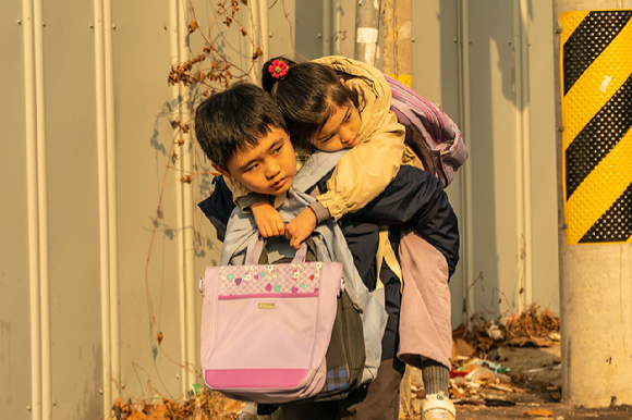 배우 김윤석이 영화 '대가족'에서 열연하고 있다. [사진=롯데엔터테인먼트]