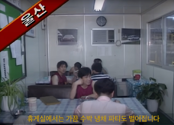 90년대 여름을 담은 영상이 인기를 끌었다. [사진=유튜브 @크랩, KBS 보도화면]