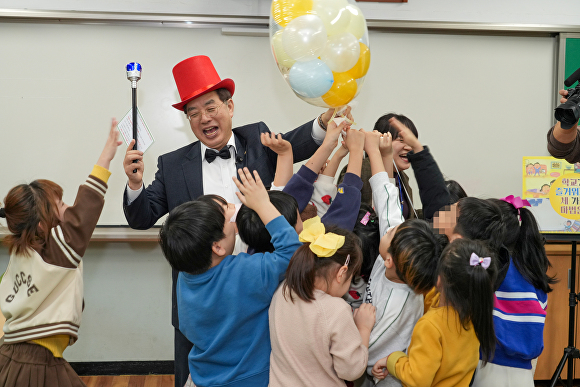 하윤수 부산광역시교육감이 지난 7일 오후 부산광역시 사상구 모덕초등학교를 방문해 학습형 늘봄프로그램에 참여한 신입생들에게 첫 재능기부로 동화 구연을 하고 있다. [사진=부산광역시교육청]