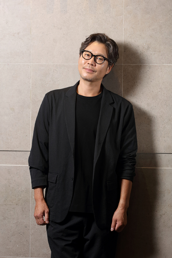 배우 유재명이 영화 '행복의 나라' 인터뷰에서 포즈를 취하고 있다. [사진=NEW]