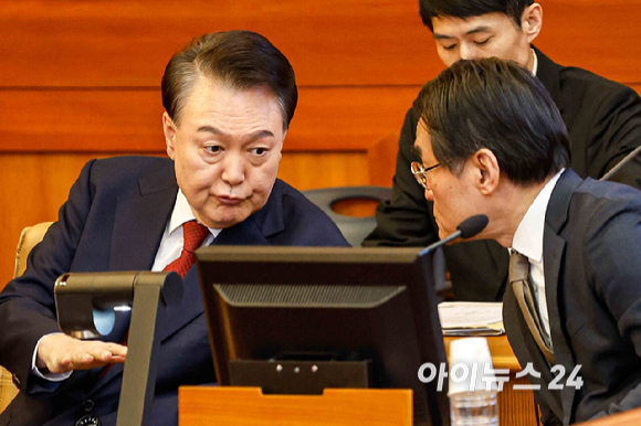 윤석열 대통령이 11일 오전 서울 종로구 헌법재판소에서 열린 윤석열 대통령 탄핵 심판 7차 변론기일에 출석해 배보윤 변호사와 대화를 나누고 있다. [사진=사진공동취재단]