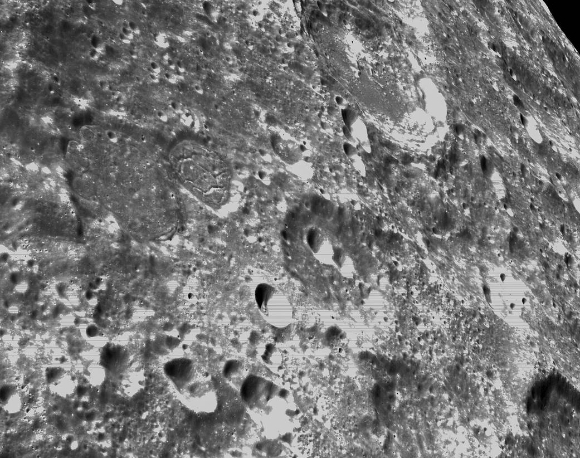 오리온 우주선이 비행 6일째인 지난달 21일 달에 근접 비행하면서 촬영한 달 분화구. [사진=NASA]
