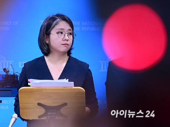용혜인 성평등가족부 장관 후보자가 10일 서울 여의도 국회 소통관에서 입장 발표 기자회견을 마치고 질의응답을 하고 있다. [사진=정소희 기자]