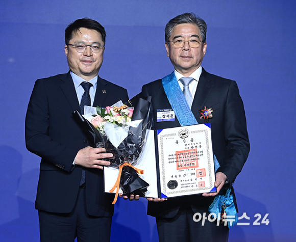 장재훈 현대자동차 부회장이 12일 서울 반포 JW메리어트호텔에서 열린 '제23회 자동차의 날' 기념행사에서 금탑산업훈장을 수여 받고 있다. [사진=곽영래 기자]