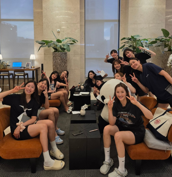 '신인감독 김연경'의 김연경이 필승 원더독스 선수들과 사진촬영을 하고 있다. [사진=김연경 인스타그램]