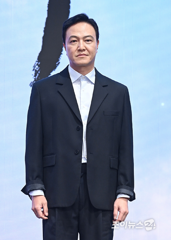 배우 정웅인이 18일 오후 서울 구로구 디큐브시티 더 세인트에서 진행된 KBS 2TV 대하드라마 '문무' 제작보고회에서 포토타임을 갖고 있다. [사진=곽영래 기자]