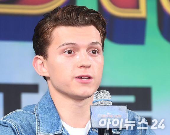 영화 '스파이더맨 : 파 프롬 홈'의 배우 톰 홀랜드, 제이크 질렌할이 지난 2019년 서울 동대문디자인플라자(DDP)에서 열린 '웰컴 스파이더맨 팬페스트' 행사에서 포즈를 취하고 있다. [사진=아이뉴스24포토DB]