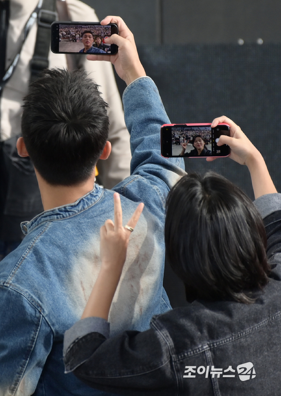 배우 박지훈과 최현욱이 7일 오후 부산 해운대구 영화의전당 야외무대에서 열린 제27회 부산국제영화제(BIFF) '약한영웅' 오픈토크 행사에 참석하고 있다. [사진=정소희 기자]