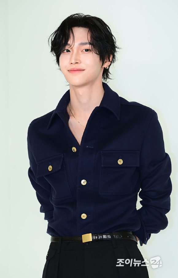 그룹 라이즈 원빈이 26일 오후 서울 영등포구 퐁피두 센터 한화에서 열린 샤넬 2026 공방 컬렉션 포토 행사에 참석하고 있다. [사진=정소희 기자]
