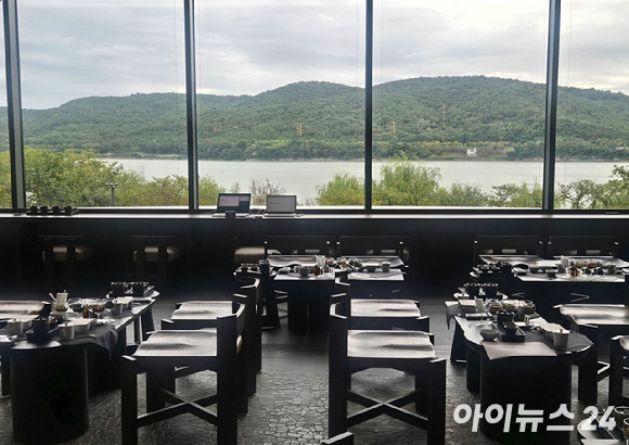 소노캄 경주 실외 풀장에서 보는 보문호수. [사진=박은경 기자]