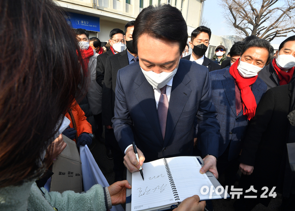 윤석열 국민의힘 대선 후보가 10일 오전 인천역 앞 광장에서 산업화&middot;교역일번지 인천지역 공약 발표를 마친 후 지지자에게 사인을 하고 있다. [사진=김성진 기자]
