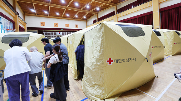 인천 쿠팡 물류센터 화재가 사흘째 이어지고 있는 20일 서해구 신현초등학교 체육관에 쿠팡 화재 긴급대피소가 운영되고 있다. [사진=연합뉴스]