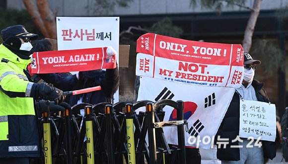 12.3 비상계염 관련 내란 우두머리 혐의를 받는 윤석열 전 대통령의 결심공판이 진행 중인 가운데 13일 서울 서초구 서울 중앙지방법원 앞에서 윤 전 대통령의 지지자들이 피켓을 들고 있다. [사진=곽영래 기자]