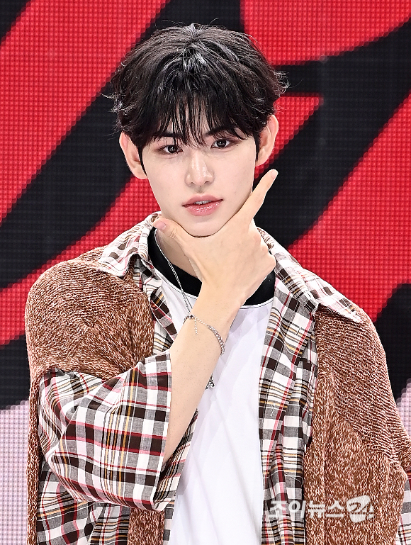 그룹 킥플립(KickFlip) 민제가 22일 오전 서울 광진구 예스24 라이브홀에서 열린 세 번째 미니 앨범 'My First Flip'(마이 퍼스트 플립) 발매 기념 쇼케이스에서 포토타임을 갖고 있다. [사진=곽영래 기자]