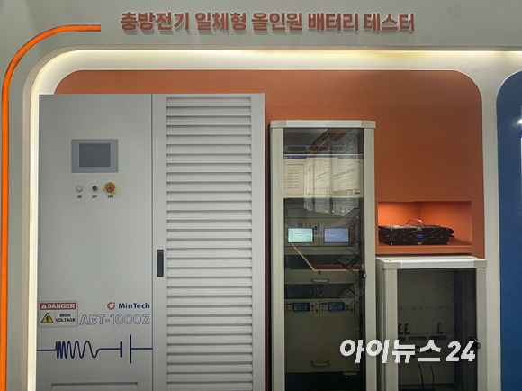 인터배터리 2026 민테크 부스에 전시된 '전고체 배터리 실시간 가압 EIS 검사기' 안내 패널. 2026.03.12 [사진=권서아 기자]