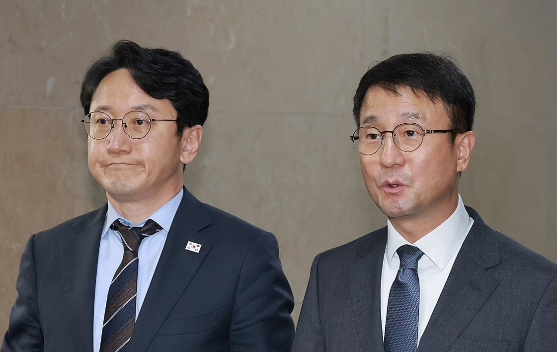 더불어민주당 한병도 원내대표(오른쪽)가 30일 국회에서 22대 국회 하반기 원 구성을 위한 국민의힘 정점식 원내대표와의 회동을 마치고 운영위원장실에서 나와 회동 결과를 설명하고 있다. 여야 원내대표는 합의에 이르지 못했다고 밝혔다. 오른쪽은 천준호 원내수석부대표. 2026.6.30 [사진=연합뉴스]