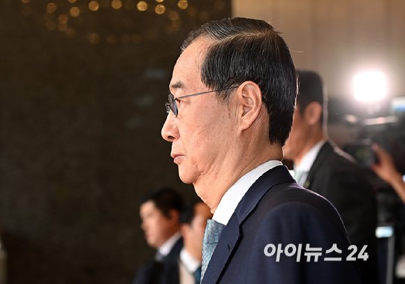 한덕수 대통령 권한대행 국무총리가 24일 오전 서울 여의도 국회에서 열린 추가경정예산안 시정연설을 마치고 국회를 나서고 있다. [사진=곽영래 기자]