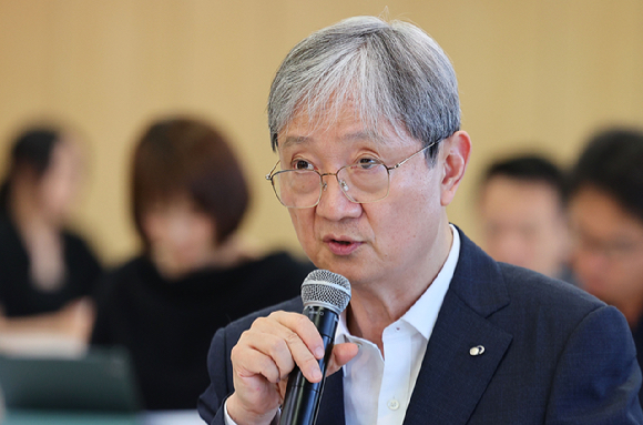 이찬진 금융감독원장이 지난 11일 서울 강남구 네이버스퀘어에서 열린 금융감독원장-빅테크 CEO 간담회에서 발언하고 있다. [사진=연합뉴스]