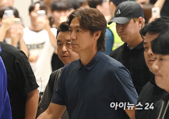 북중미월드컵 조별예선 탈락한 축구대표팀 홍명보 전 감독이 30일 오전 인천공항 제2청사를 통해 귀국하고 있다. [사진=곽영래 기자]