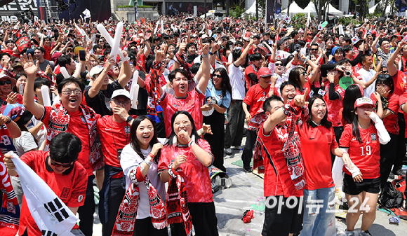 2026 북중미 월드컵 조별리그 대한민국과 체코의 첫 경기가 열리는 12일 서울 종로구 광화문광장에서 첫 승리를 기원하는 거리응원이 펼치고 있다. 황인범의 동점골에 기뻐하는 시민들. [사진=곽영래 기자]