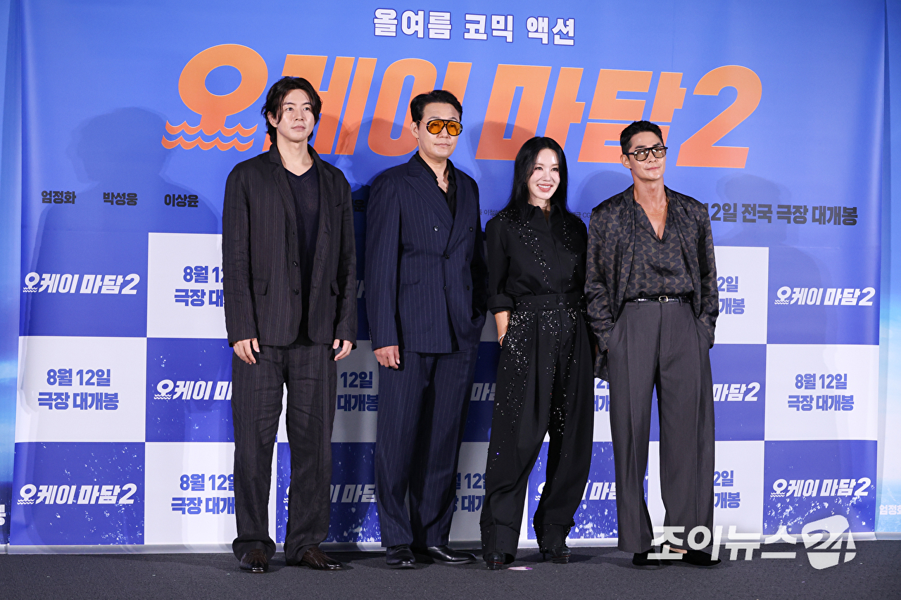 배우 이상윤, 박성웅, 엄정화, 배정남이 13일 오전 서울 용산구 CGV 용산아이파크몰점에서 진행된 영화 '오케이 마담2'(감독 이철하) 제작보고회에 참석해 포즈를 취하고 있다. [사진=문수지 기자]