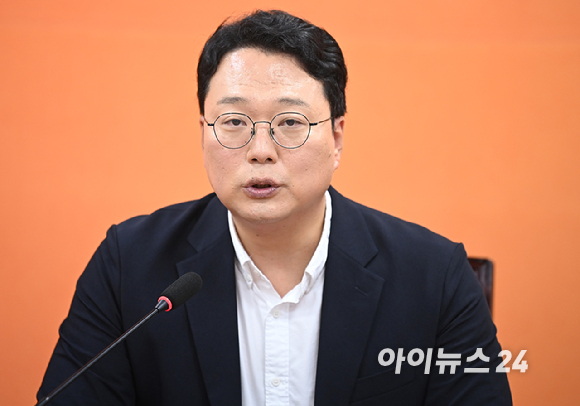 천하람 개혁신당 원내대표가 28일 오전 서울 여의도 국회에서 열린 이준석 대표의 자택 압수수색 관련 긴급 기자회견에서 발언하고 있다. [사진=곽영래 기자]
