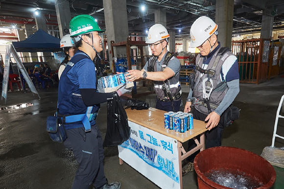 한화 건설현장에서 근로자들에게 음료수를 제공하는 감성 안전 활동을 실시하고 있다. [사진=한화 건설부문]