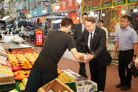 김인호 산림청장이 26일 추석명절을 앞두고 대전 대덕구 중리전통시장을 찾아 임산물 수급 동향을 살피고, 임산물, 과일 등 명절 성수품을 구매하고 있다. [사진=산림청 ]
