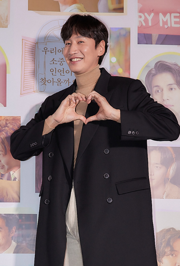 27일 오후 서울 CGV용산아이파크몰에서 열린 티빙 오리지널 영화 '해피 뉴 이어'(감독 곽재용) 언론시사회에서 출연 배우들과 곽재용 감독이 포즈를 취하고 있다. [사진=티빙]