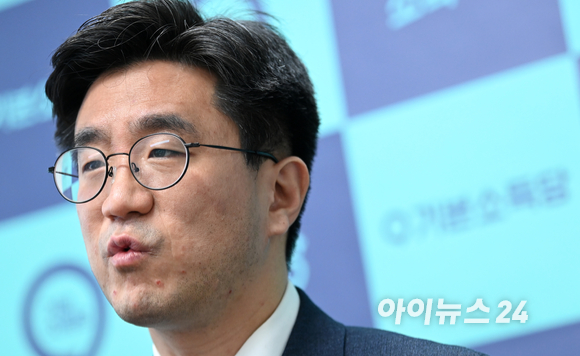 오준호 기본소득당 대선후보가 3일 서울 영등포구 기본소득당 당사에서 아이뉴스24와 인터뷰를 하고 있다. [사진=김성진 기자]