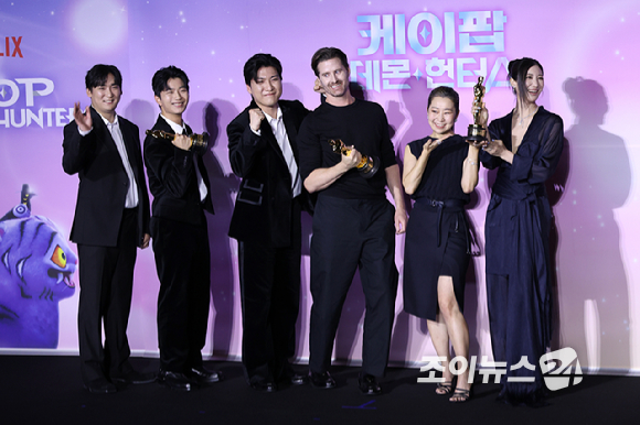 더블랙레이블 프로듀서 IDO(남희동, 이유한, 곽중규), 크리스 애플한스 감독, 매기 강 감독, 작곡가 겸 가수 이재가 1일 오후 서울 용산구 CGV 용산아이파크몰점에서 열린 넷플릭스 영화 '케이팝 데몬 헌터스' 제98회 아카데미 수상 기념 기자간담회에 참석해 포즈를 취하고 있다. [사진=문수지 기자]