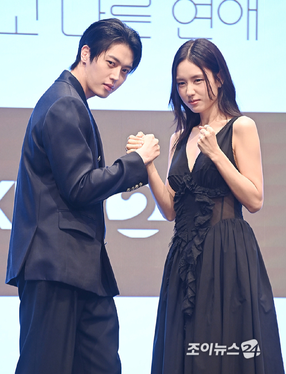배우 이주안, 안은진이 7일 오후 서울 구로구 신도림동 더 세인트에서 열린 KBS 2TV 토일 미니시리즈 '너 말고 다른 연애' 제작발표회에서 포토타임을 갖고 있다. [사진=곽영래 기자]
