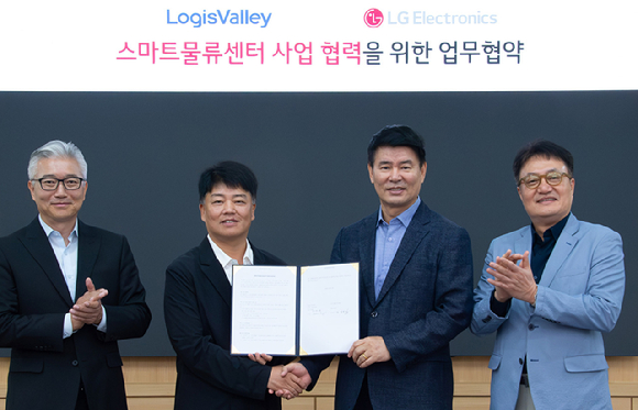 LG전자가 국내 복합물류기업 '로지스밸리'와 '마트물류센터 사업 협력을 위한 업무협약을 체결했다. 사진 왼쪽부터 김필립 로지스밸리 대표이사, 임영빈 로지스밸리 그룹 회장, 정대화 LG전자 생산기술원장(사장), 백기문 LG전자 ID사업부장(전무) [사진=LG전자]