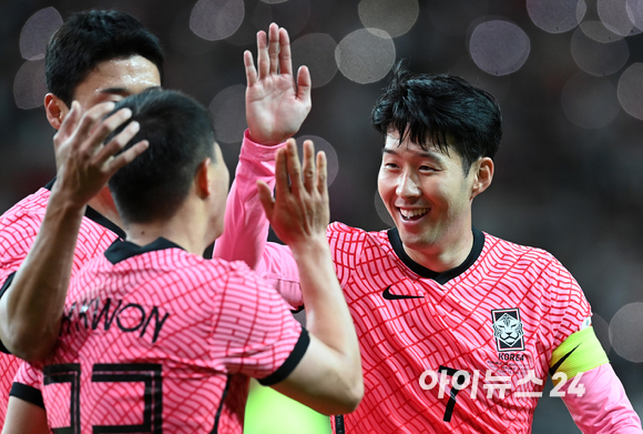 한국 손흥민이 14일 오후 서울 마포구 서울월드컵경기장에서 열린 축구 국가대표팀 평가전 대한민국 대 이집트 경기에서 추가골을 넣은 권창훈과 하이파이브를 하고 있다. [사진=김성진 기자]