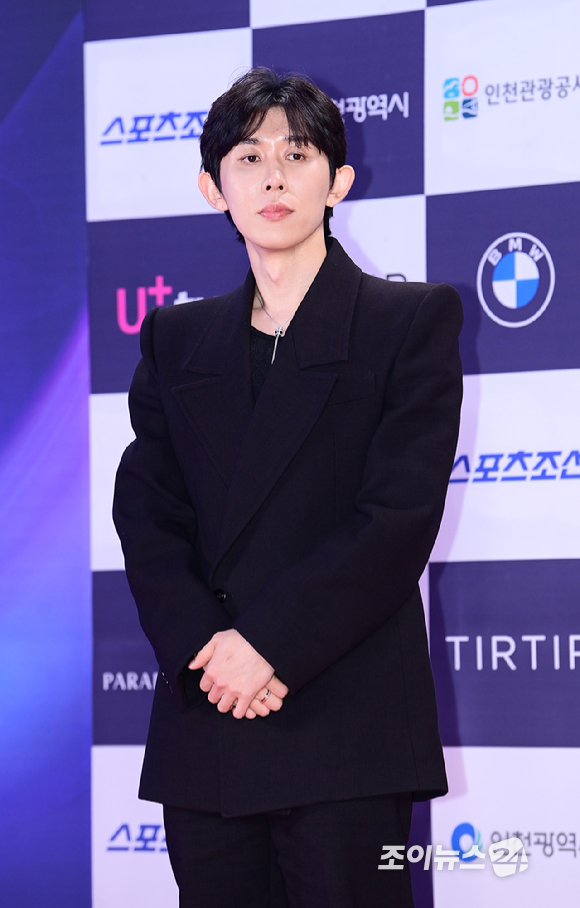 방송인 코드쿤스트가 19일 오후 인천 중구 파라다이스시티에서 열린 '제3회 청룡시리즈어워즈' 레드카펫 행사에 참석하고 있다. [사진=정소희 기자]