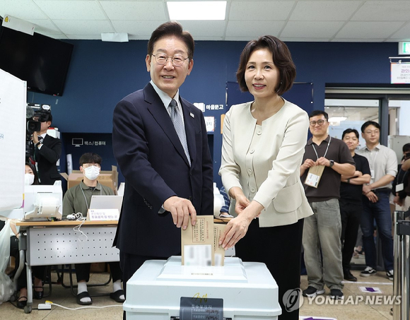 이재명 대통령과 김혜경 여사가 제9회 전국동시지방선거 사전투표 첫날인 29일 서울 종로구 삼청동 주민센터에 마련된 사전투표소에서 투표용지를 투표함에 넣고 있다. [사진=청와대통신사진기자단]