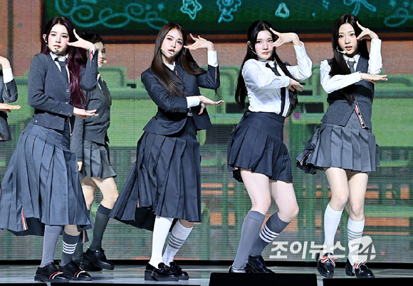 걸그룹 하츠투하츠가 20일 오후 서울 용산구 블루스퀘어에서 열린 첫 미니앨범 'FOCUS'(포커스) 발매 기념 미디어 쇼케이스에서 무대를 선보이고 있다. [사진=곽영래 기자]