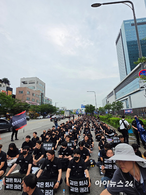 경찰 추산 약 7000명의 삼성전자 직원들은 지난 7월 16일 오후 경기 수원 삼성전자 사업장 정문 앞 도로를 가득 메우고 집회를 했다. [사진=황세웅 기자]