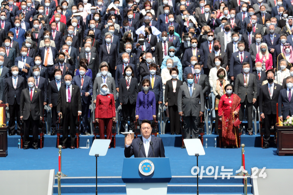 윤석열 대통령이 10일 서울 여의도 국회에서 열린 제20대 대통령 취임식에서 취임 선서를 하고 있다. [사진=국회사진취재단]