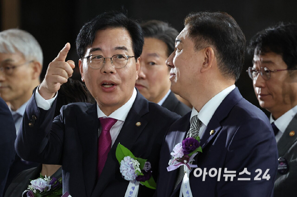 송언석 국민의힘 비대위원장 겸 원내대표와 김병기 더불어민주당 당대표 직무대행 겸 원내대표가 17일 서울 여의도 국회에서 열린 제77주년 제헌절 경축식에서 대화를 나누고 있다. [사진=곽영래 기자]