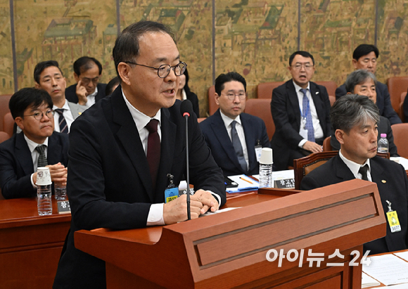 이용수 대한축구협회 회장 직무대행이 21일 서울 여의도 국회에서 열린 문화체육관광위원회의 대한체육회 등에 대한 국정감사에서 질의에 답변하고 있다. [사진=곽영래 기자]