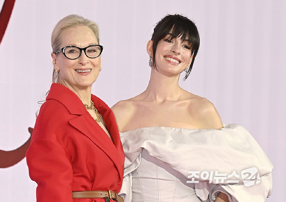 배우 메릴 스트립, 앤 해서웨이가 8일 오전 서울 종로구 포시즌스 호텔 서울에서 열린 영화 '악마는 프라다를 입는다 2' 내한 기자간담회에서 포토타임을 갖고 있다. [사진=곽영래 기자]