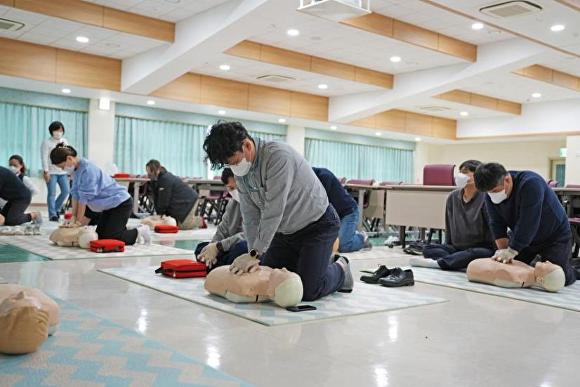 포항성모병원이 오는 11월까지 시민을 대상으로 '2024년도 심폐소생술 교육'을 실시하고 있다. [사진=포항성모병원]