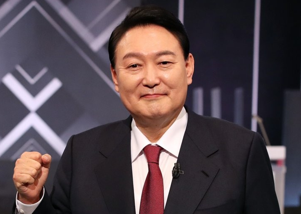 2022년 3월 2일 당시 국민의힘 윤석열 대선후보가 서울 영등포구 KBS 본관 스튜디오에서 열린 중앙선거관리위원회 주관 제20대 대통령선거 후보자 3차 사회분야 방송토론회에서 토론회 준비를 하고 있다. 2022.3.2 [국회사진기자단] [사진=연합뉴스]