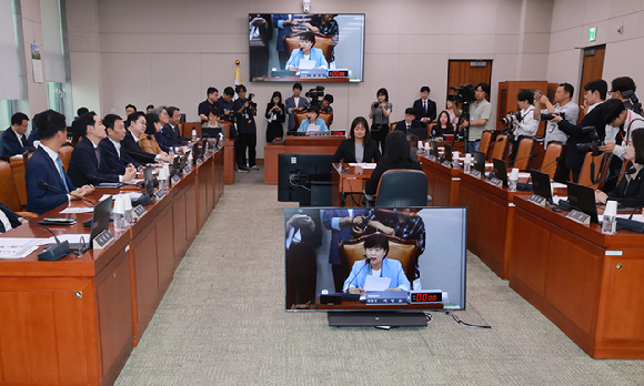 2일 서울 여의도 국회에서 열린 법제사법위원회 제1차 전체회의에서 위원장인 서영교 더불어민주당의원이 회의를 진행하고 있다. [사진=연합뉴스]