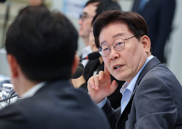 이재명 대통령이 5일 청와대 영빈관에서 열린 교육부&middot;국가교육위&middot;문체부&middot;국가유산청 등에 대한 부처 업무보고에서 발언하고 있다 [사진=연합뉴스]