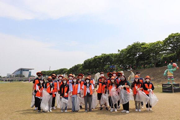 20일 참사람사회공헌센터 봉사단원들이 플로깅 환경운동에 참여하고 있다. [사진=동국대 WISE캠퍼스]